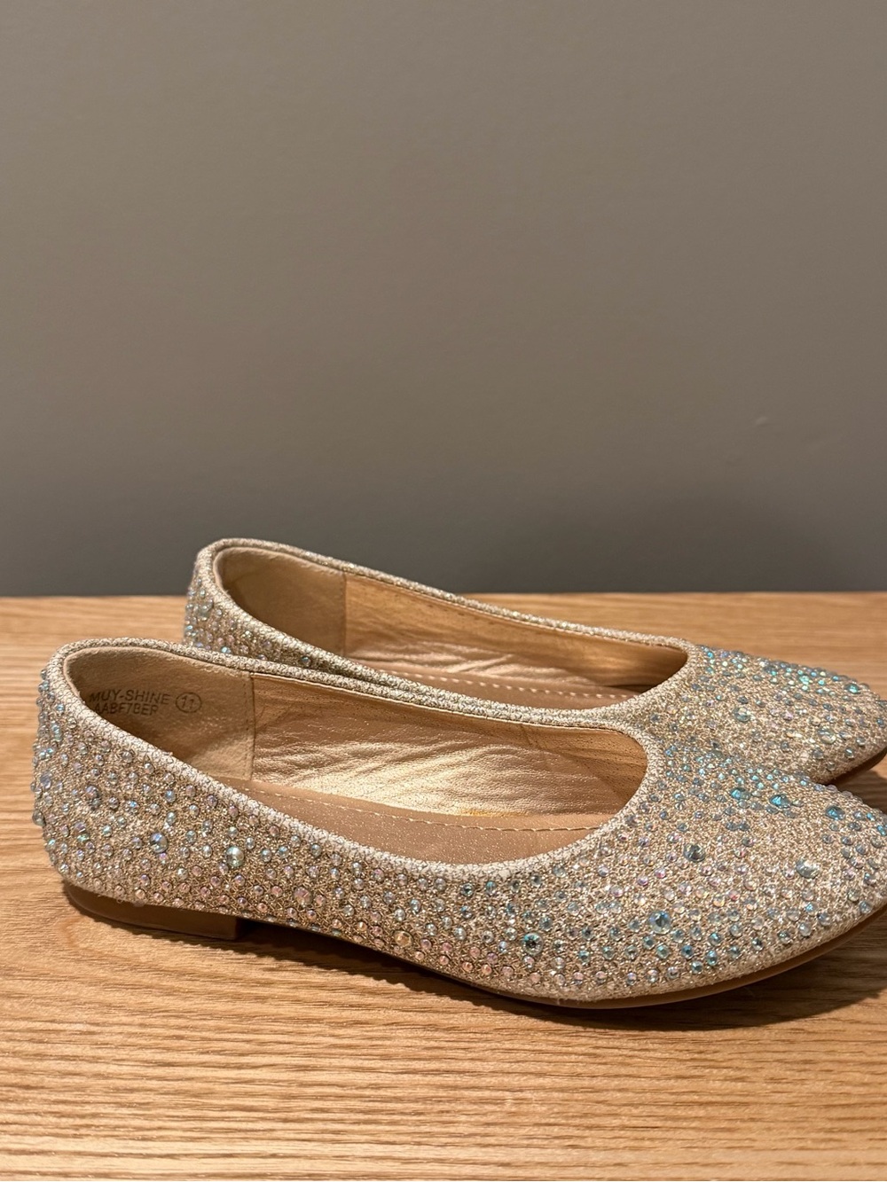 Dream Pairs Girls Size 11
Champagne Rhinestone Ballet Flat